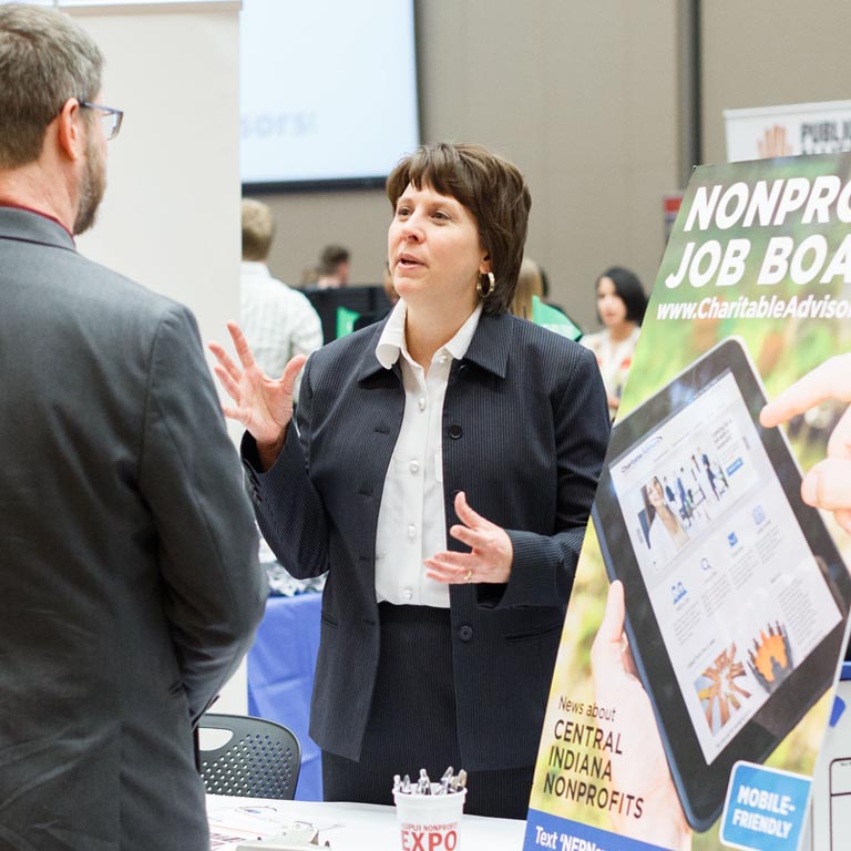 A nonprofit recruiter speaks with a SPEA student at a job fair. 